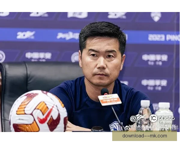 肇俊哲带领沧州艰难保级 彰显执教智慧与团队韧性 肇俊哲带领沧州艰难保级 彰显执教智慧与团队韧性
